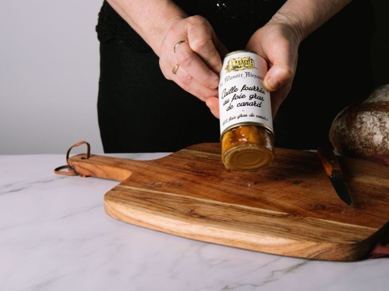 Démouler la caille fourrée au foie gras de canard